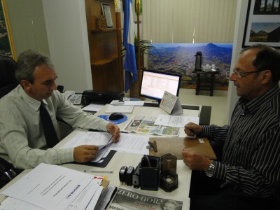 Chefe da EMATER entrega relat�rio ao Prefeito Paulo Butzge