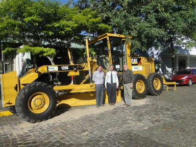 Paulo Butzge recebe Moto Niveladora na prefeitura