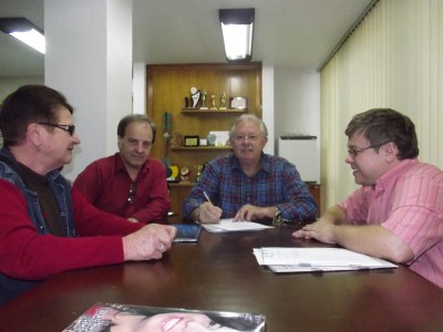 Mais uma moradora recebe a escritura da casa