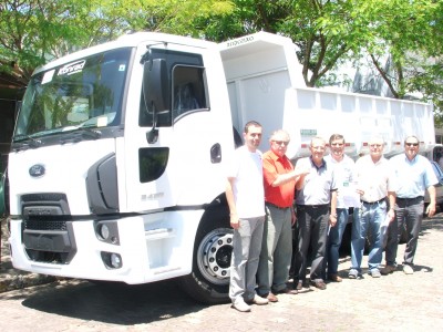 Candel�ria � contemplada com um caminh�o ca�amba de emendas de 2010