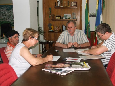 Casal sede espa�o para a constru��o de um po�o artesiano que ir� beneficiar escola no interior de Candel�ria