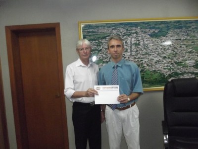 Presidente da Afubra Benicio Werner entrega convite para 13� Expoagro