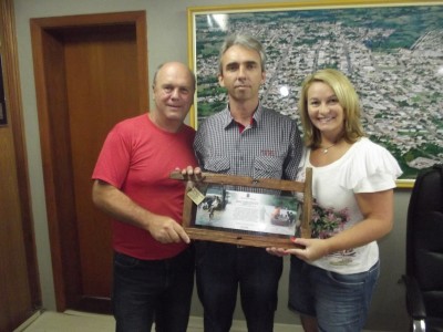 Paulo Butzge entrega placa de agradecimento a Movergs