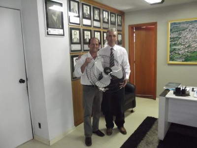 Prefeito Paulo Butzge recebe doa��o para necrot�rio municipal