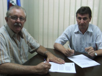 Prefeito assina contrato para verba da construo do campo de futebol com pista olmpica.