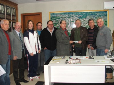 Vereadores Entregam o Cheque ao Prefeito Lauro Mainardi