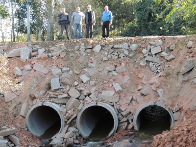 Ponte da lugar a bueiro na Rebentona
