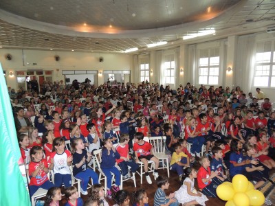 M�gicos, teatro e m�sica fazem a festa da crian�ada na 11� Feira do Livro.