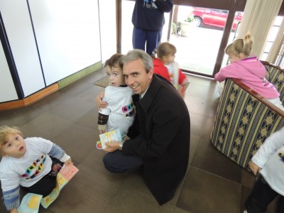 Prefeito recebe abra�o da Educa��o Infantil do Col�gio Medianeira