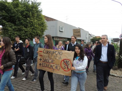 Prefeito Paulo Butzge participa de caminhada de protesto