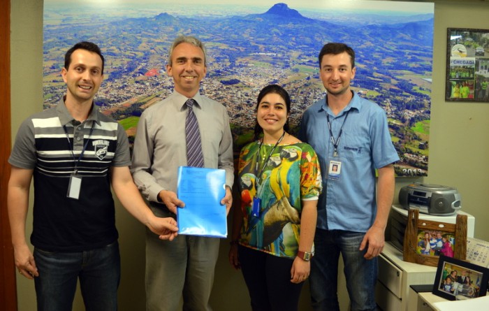 Wagner Moro apresenta relat�rio ao prefeito Paulo Butzge