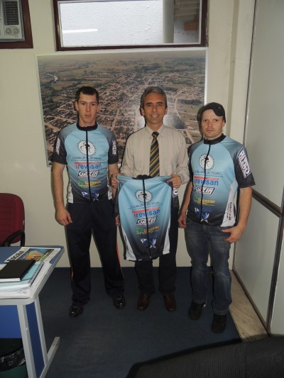 Guerreiros do Pedal apresentam novo uniforme a Paulo Butzge