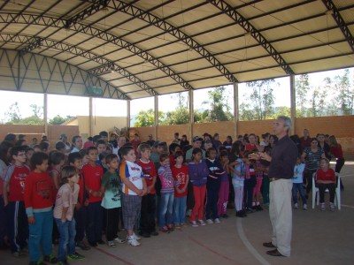 Prefeito prop�e parceria e beneficia escola do interior