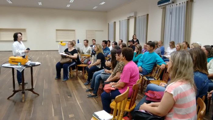 Pais, alunos e professores participam de reuni�o