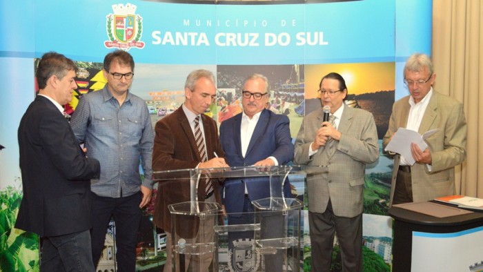 Paulo Butzge assina conv�nio com EGR