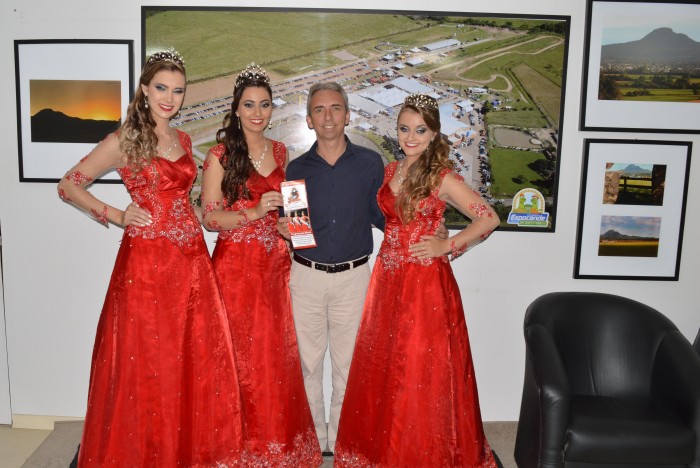 Comitiva convida prefeito para 8� Festa do B�falo