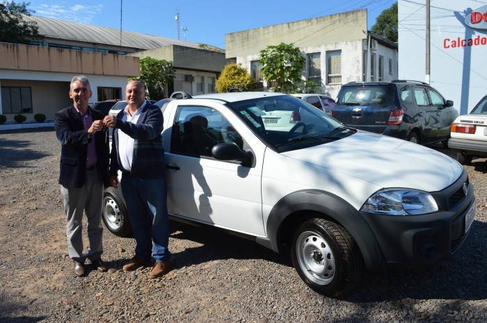Paulo Butzge entrega Fiat Strada zero KM para secretaria de obras