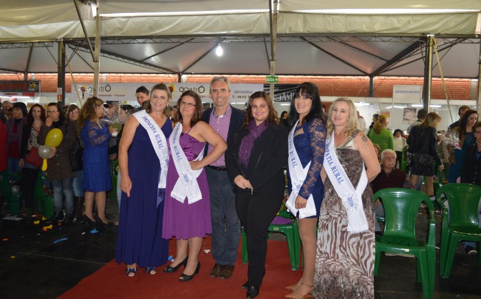 � da Linha do Salso a nova Rainha Rural de Candel�ria