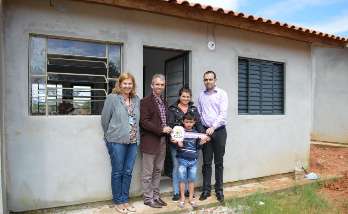 Mais 16 casas s�o entregues na Ewaldo Prass