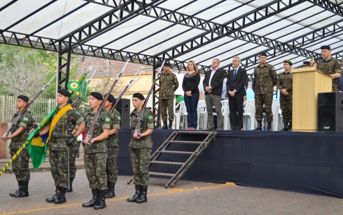 Jovens fazem Juramento a Bandeira em Candel�ria