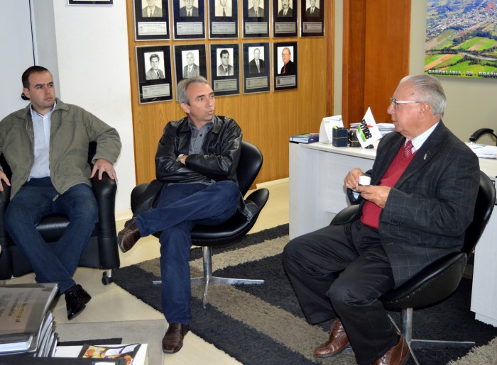 Paulo Butzge recebe a visita do empres�rio Mario Gazzin