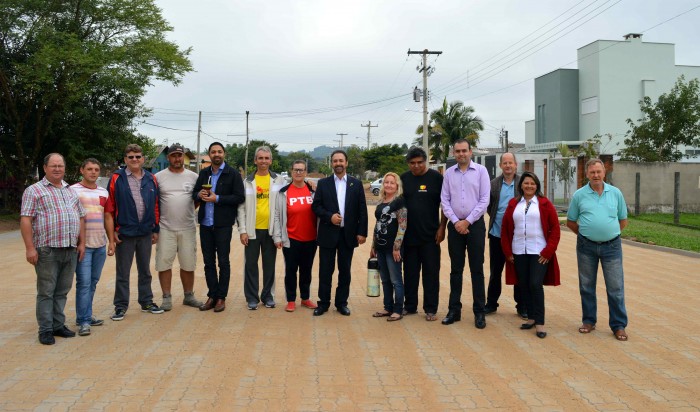 Pavimenta��o � comemorada na Albino Lenz