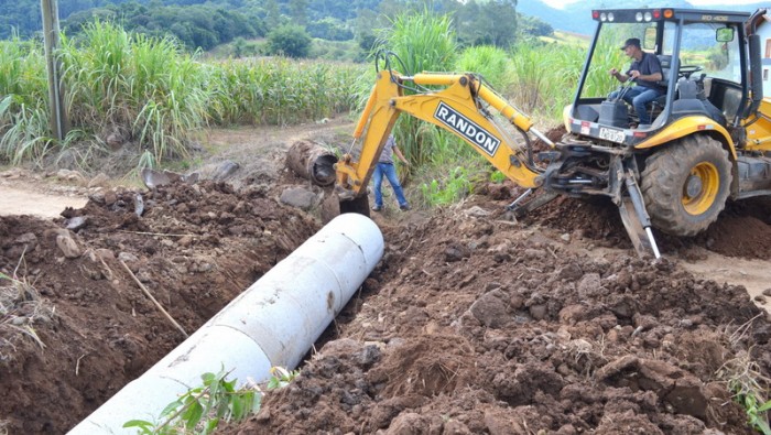 Obras realiza troca de canos na Linha do Salso