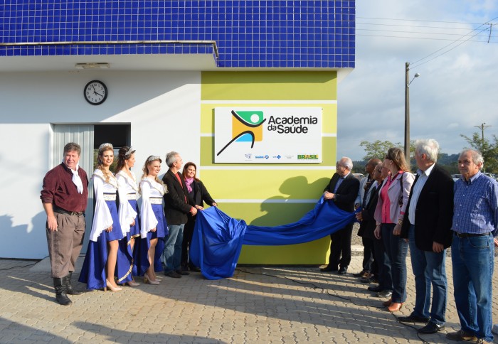 Candel�ria inaugura academia ao ar livre