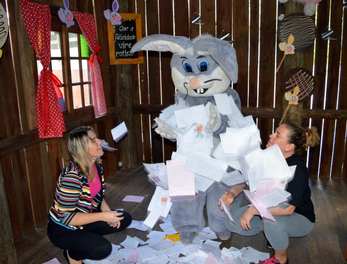 Coelhinho faz sorteio de cestas de P�scoa