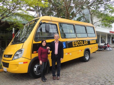 Paulo Butzge recebe o segundo �nibus do acordo do transporte escolar