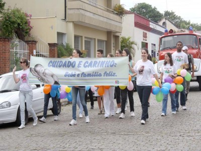 Caminhada chama ateno para os cuidados com bebs