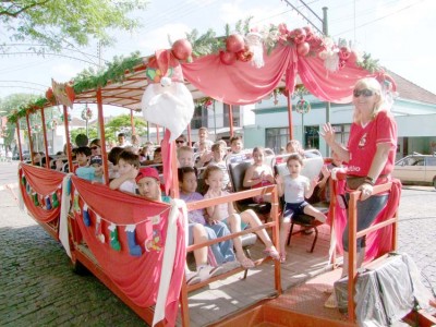 Papai Noel e dindinho encantam a crianada