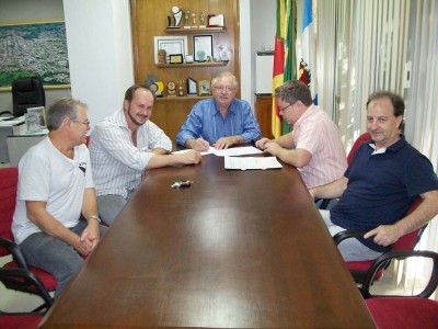 Municpio oficializa doao de terreno  Concretos Trevisan