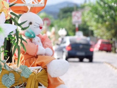Enfeites nas ruas anunciam: a Pscoa est chegando