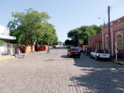 Trnsito muda na rua Andrade Neves