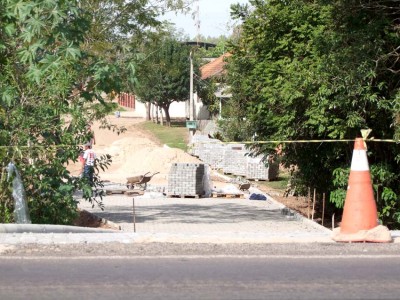 Obras de cal�amento de ruas s�o iniciadas na Vila Botucara�