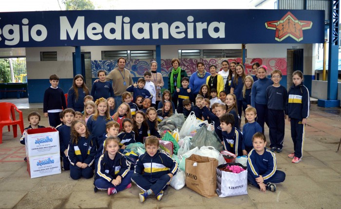 Col�gio Medianeira intensifica campanha do agasalho com doa��es