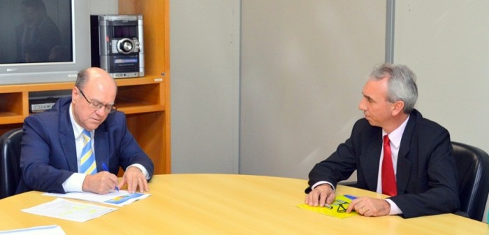 Paulo Butzge entrega projeto de seguran�a a secret�rio Schirmer