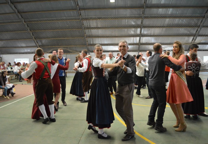 Centenas de pessoas prestigiaram 4� Festival da Galinha Caipira e do Feij�o