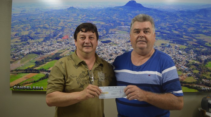 Paulo Hoffmann entrega cheque a secretario de Administra��o
