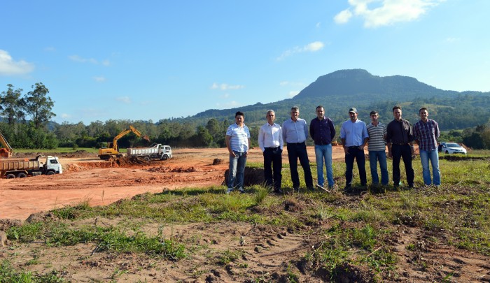 Diretor da D�lia Alimentos visita projeto com o prefeito Paulo Butzge
