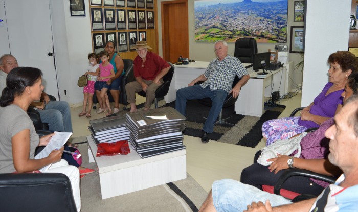 Prefeito em exerc�cio recebe moradores da Rua do Cerro