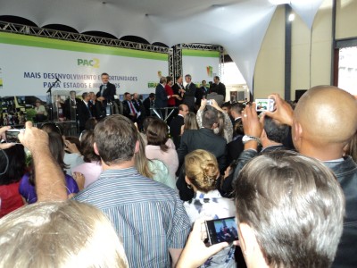 Prefeito recebe moto niveladora e dois �nibus das m�os da Presidente Dilma