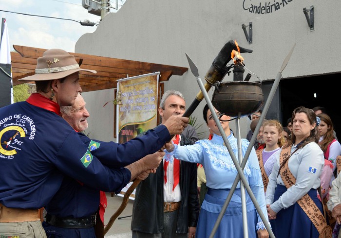 Paulo Butzge acende a chama Crioula no CTG Sentinela dos Pampas