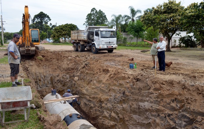 Prefeito Paulo Butzge acompanha obras na Albino Lenz