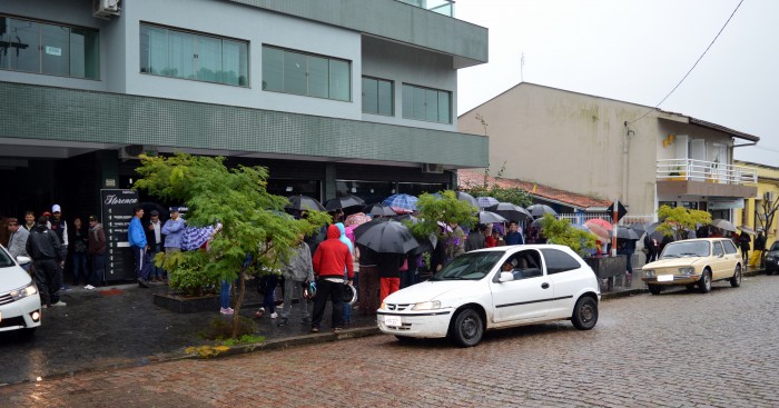 Mais de 100 pessoas buscam vaga de trabalho