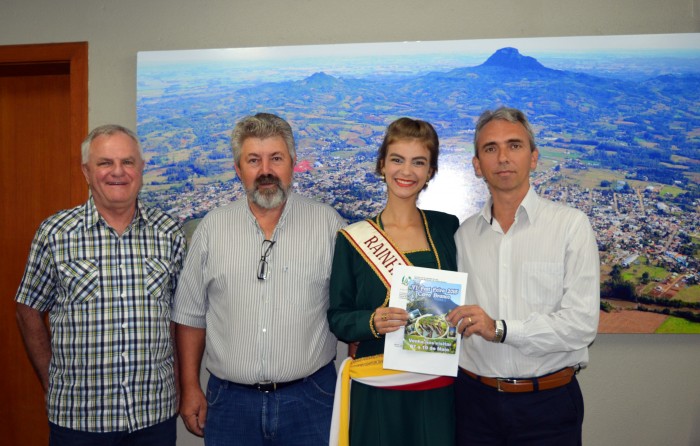 Paulo Butzge recebe convite oficial da Fest Feira 2015