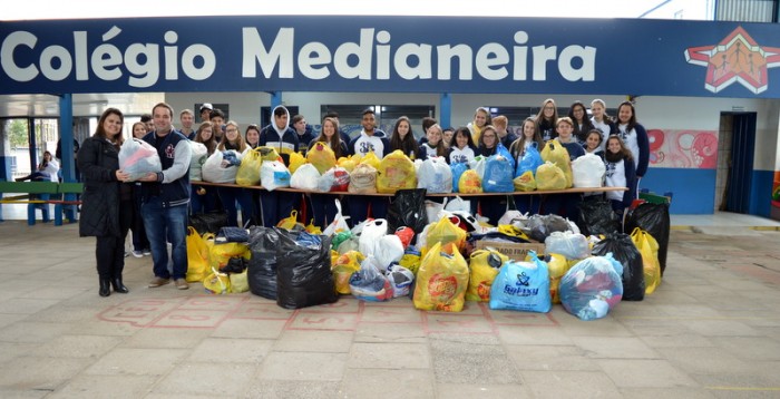 Alunos do Col�gio Medianeira contribuem com campanha do agasalho