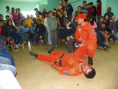 Bombeiros Volunt�rios fazem treinamento em escola