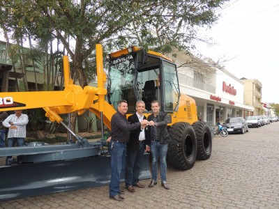 Emenda Parlamentar de S�rgio Moraes garante nova moto niveladora